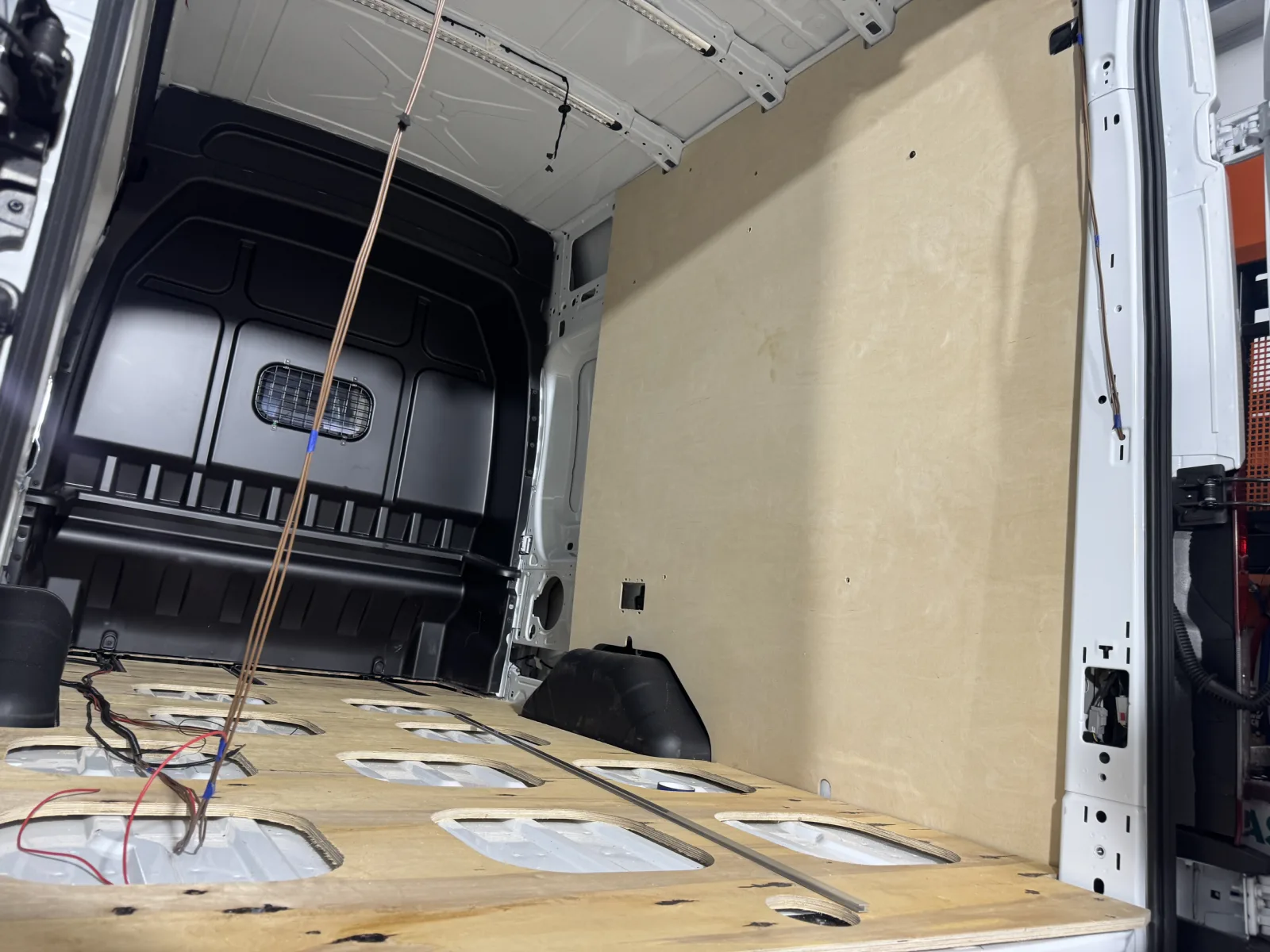 Ford Transit Crew Cab L4H3 - a robust and practical cargo area fit-out