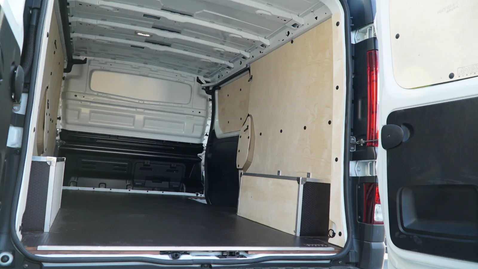 Functional van fit-out for Renault Trafic L2H1