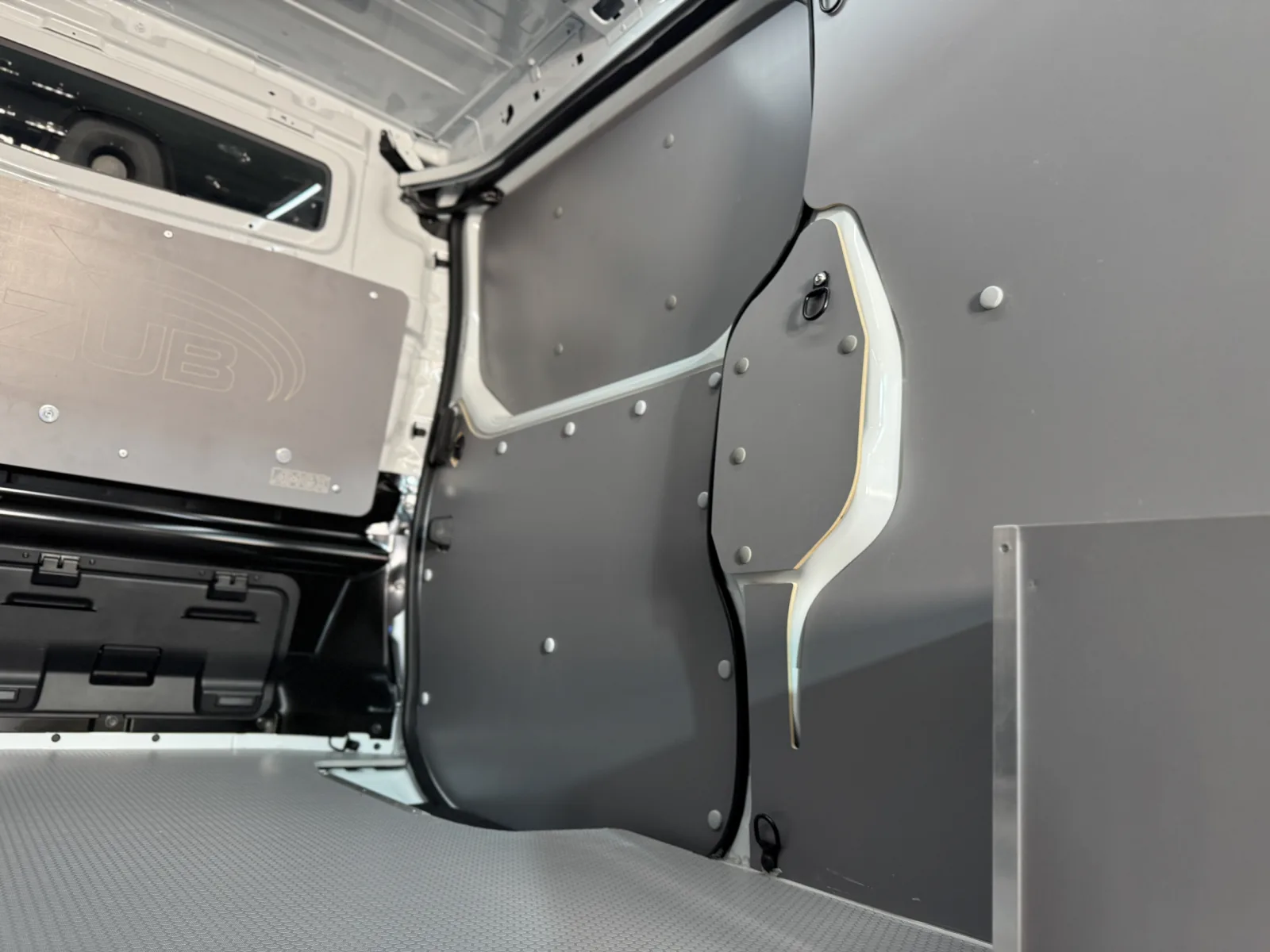 Functional solutions in the Renault Trafic L2H1 van fit-out