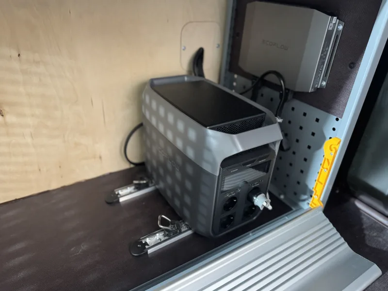 EcoFlow - independent 230 V and 12 V power