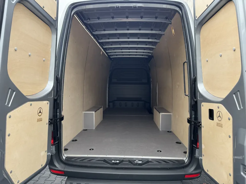 Side panels made of durable hardwood plywood