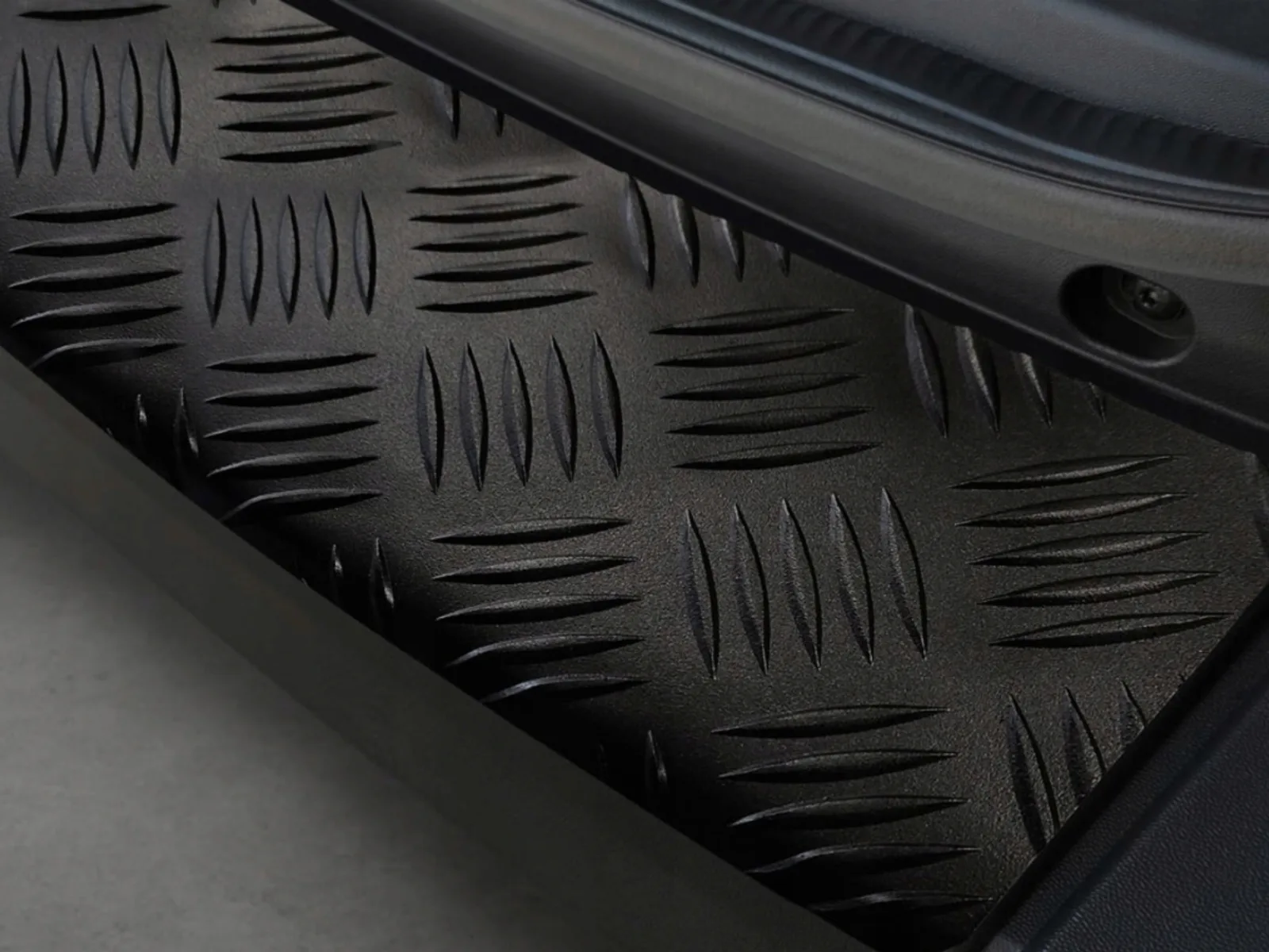 Protective bumper cover made of tread plate aluminium