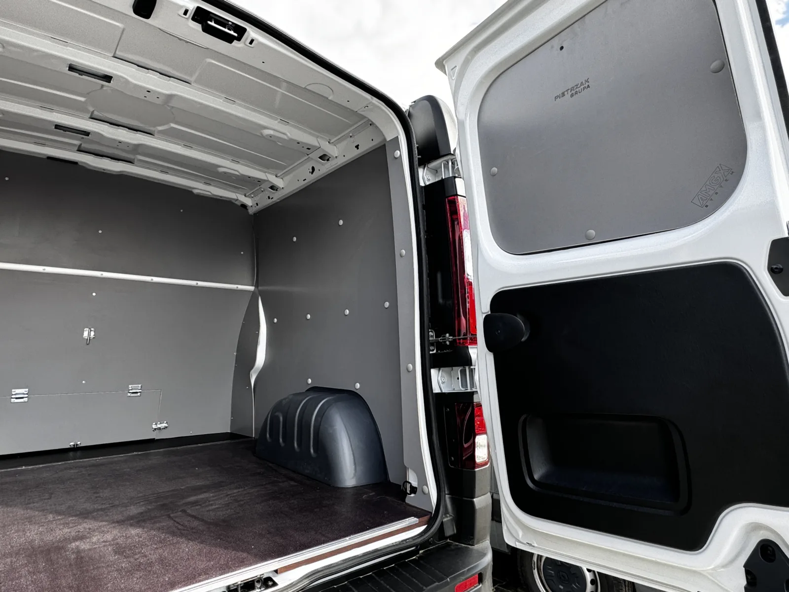 Discover Our Crew Cab Fit-Out for the Renault Trafic L2H1!