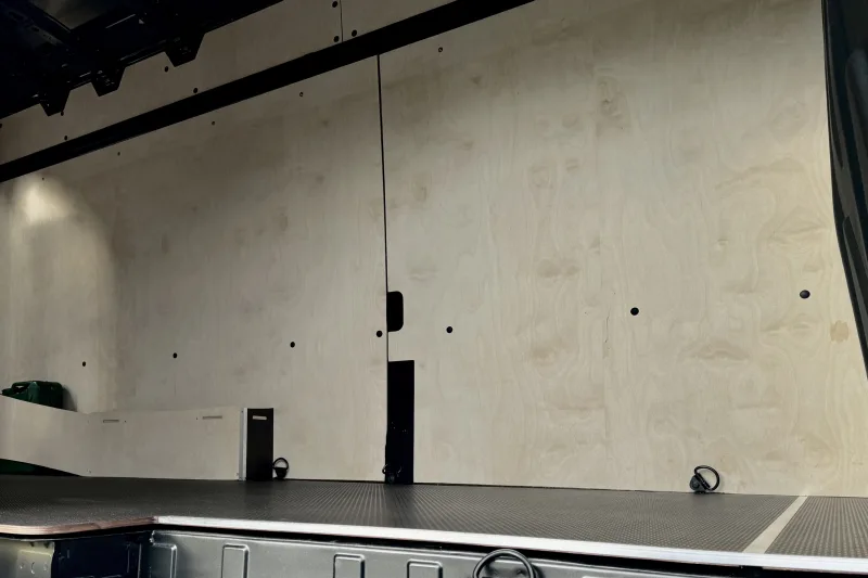 Side panels - sturdiness and protection