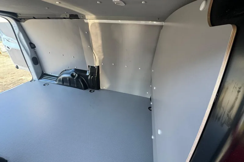 Side panels - sturdiness and protection