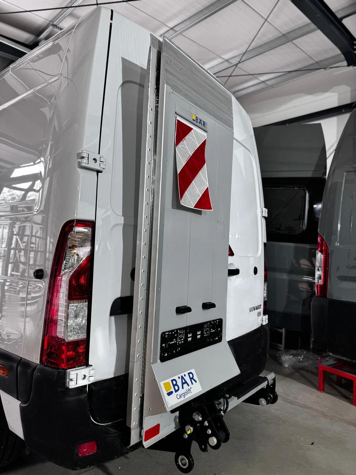 Practical and durable van fit-out with an automatic ramp in a Renault Master