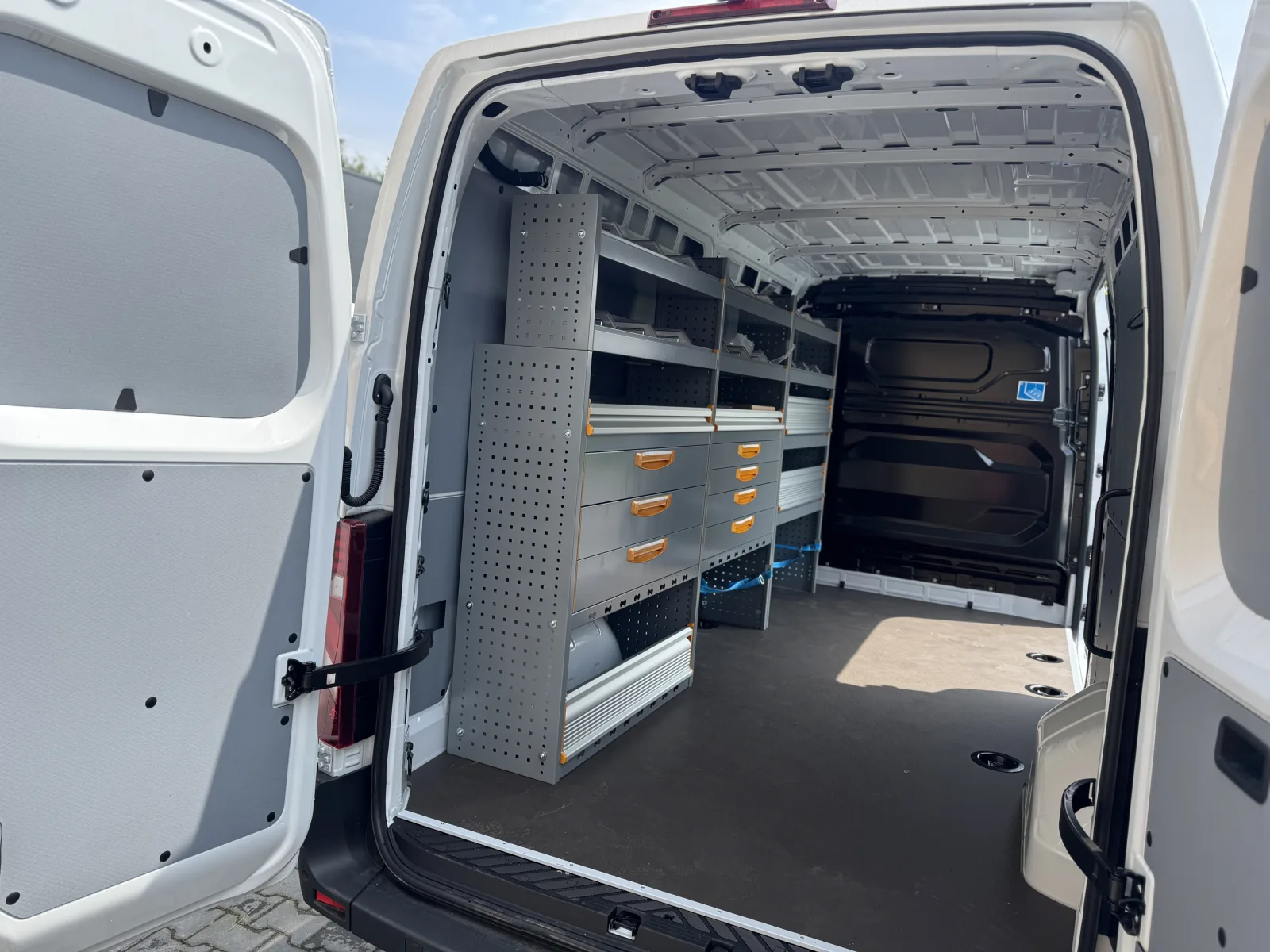 Professional van fit-out for the Renault Master E-Tech L3H2 - durable solutions for your business