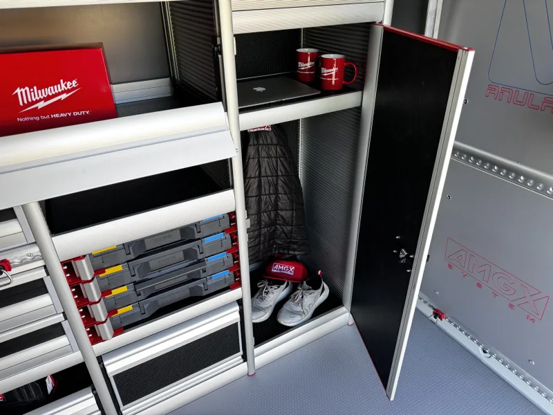 Additional lockable shelf