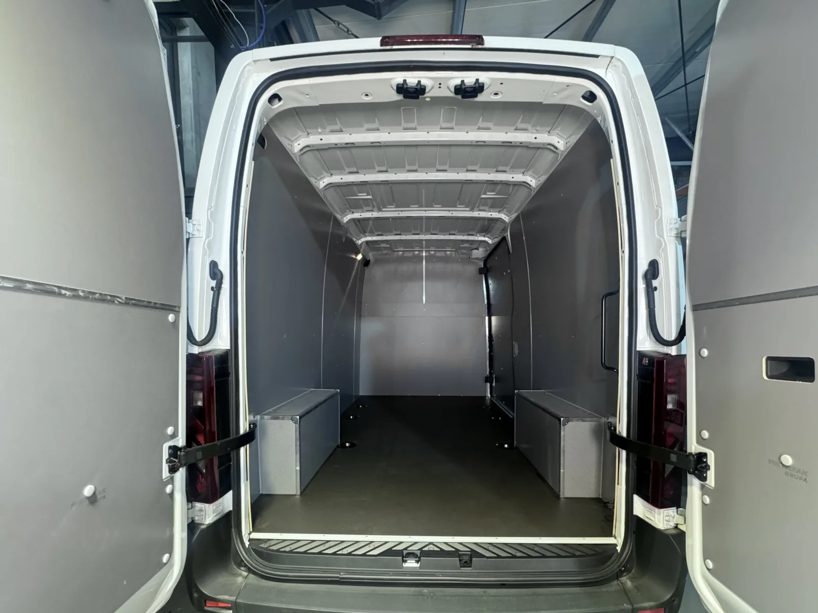 Renault Master L3H2 - durable fit-out of side panels, doors and wheel arch covers