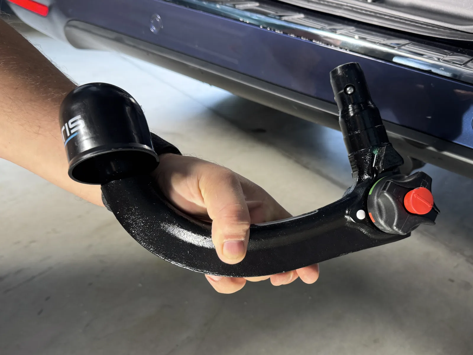Sturdy, neat and reliable: the ORIS detachable tow bar for the Mercedes V-Class