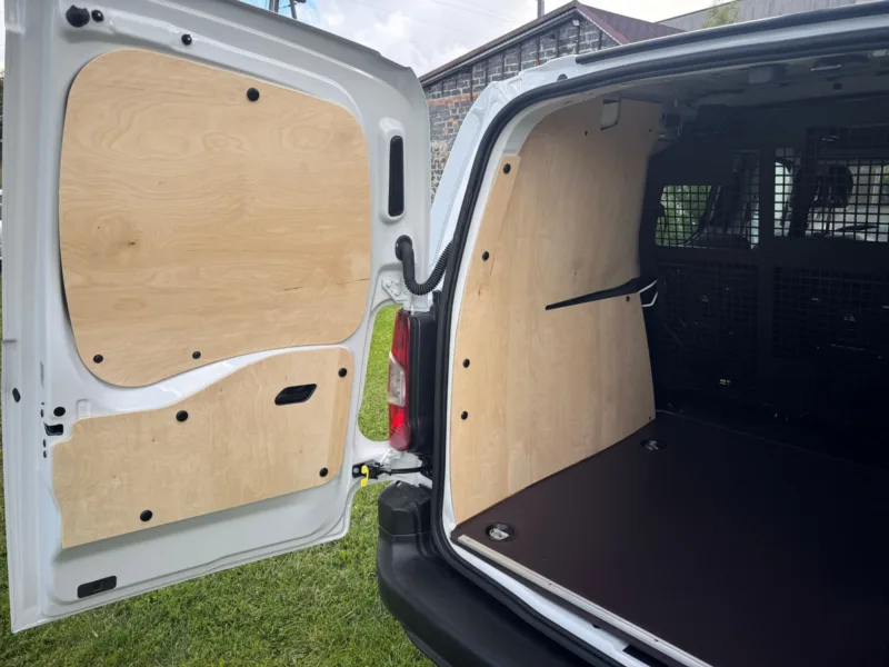 Standardowa zabudowa Opela Combo Cargo XL
