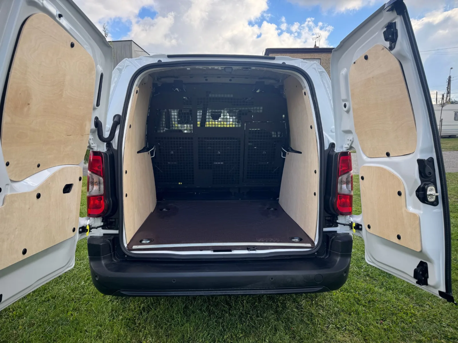 Standardowa zabudowa Opela Combo Cargo XL