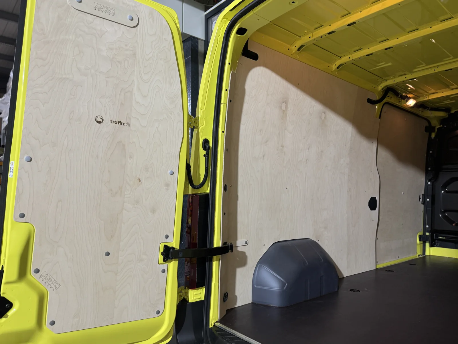 Standard van fit-out for a Renault Master L3H2 for transporting oil barrels - project for Trafinoil
