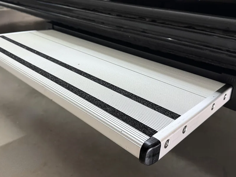Thule Slide-Out Step G2 400 - electric convenience