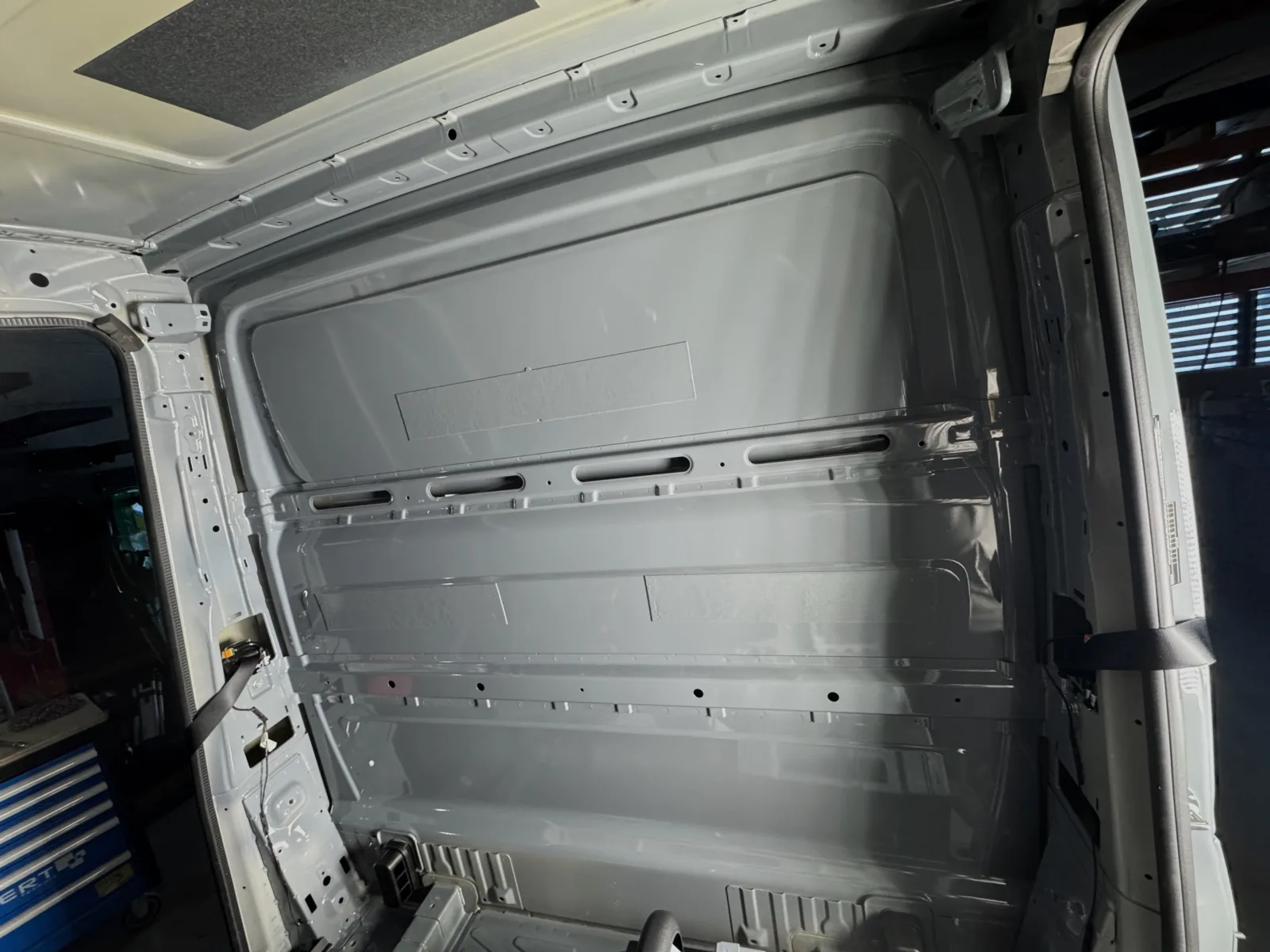 Upholstering the rear cab wall - Mercedes-Benz Sprinter for a box body fit-out