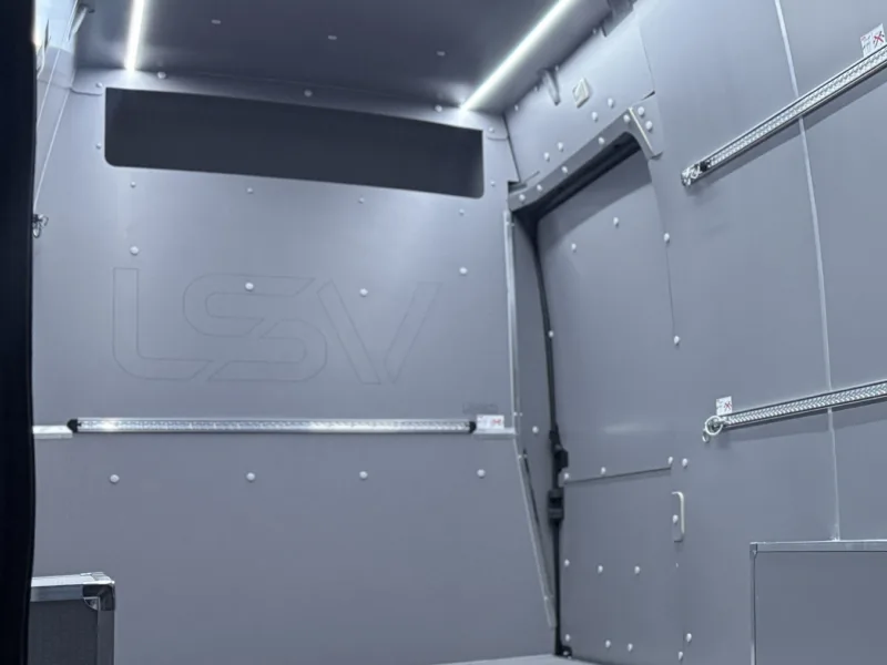 Rails and securing mounts