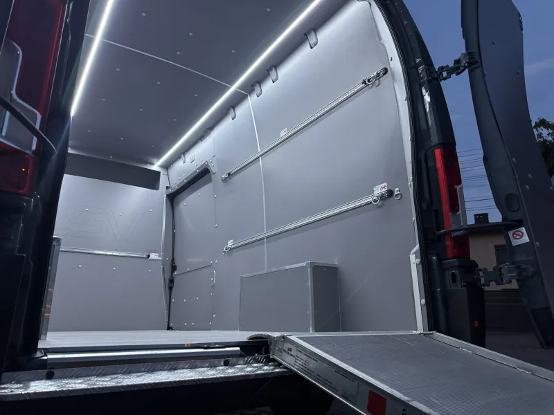 Rails and securing mounts