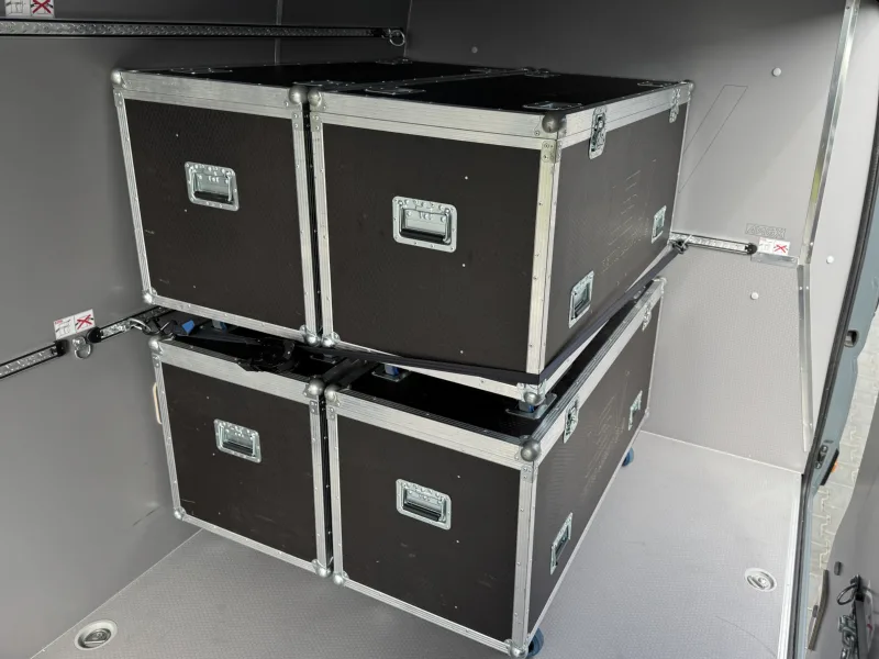 Rails and securing mounts