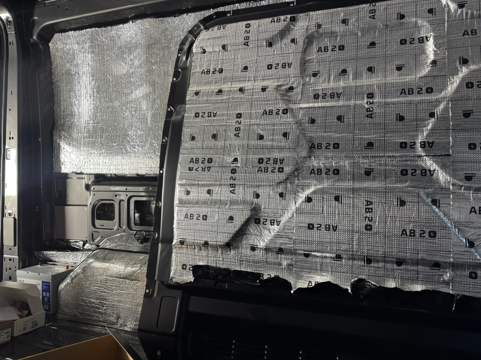 Zabudowa Ford Transit L3H2 dla Extreme Sound - przestrzeń ładunkowa i kamperowa
