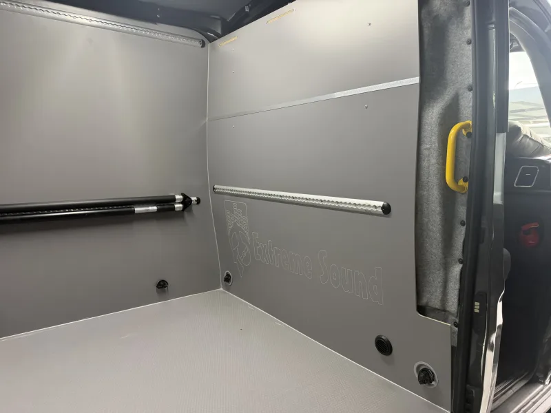 Zabudowa Ford Transit L3H2 dla Extreme Sound - przestrzeń ładunkowa i kamperowa