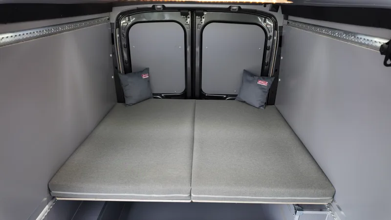 Zabudowa Ford Transit L3H2 dla Extreme Sound - przestrzeń ładunkowa i kamperowa