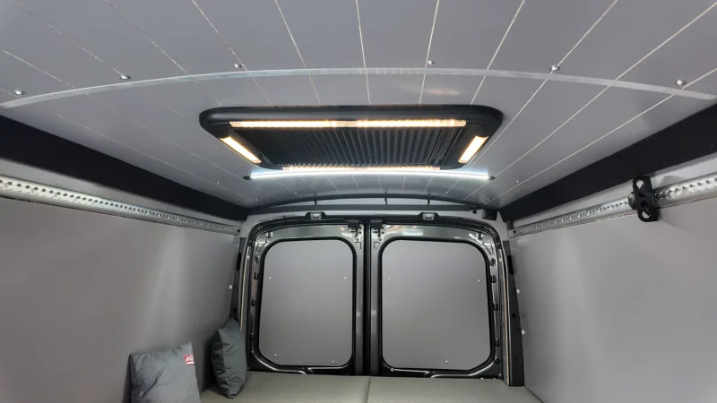 Zabudowa Ford Transit L3H2 dla Extreme Sound - przestrzeń ładunkowa i kamperowa