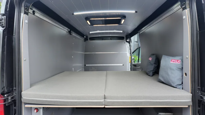 Zabudowa Ford Transit L3H2 dla Extreme Sound - przestrzeń ładunkowa i kamperowa