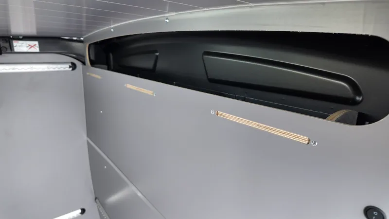 Zabudowa Ford Transit L3H2 dla Extreme Sound - przestrzeń ładunkowa i kamperowa