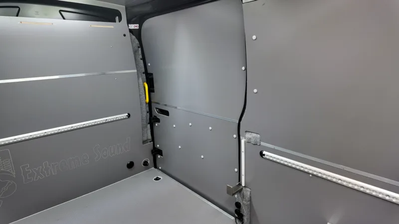 Zabudowa Ford Transit L3H2 dla Extreme Sound - przestrzeń ładunkowa i kamperowa