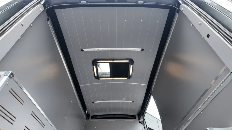 Zabudowa Ford Transit L3H2 dla Extreme Sound - przestrzeń ładunkowa i kamperowa