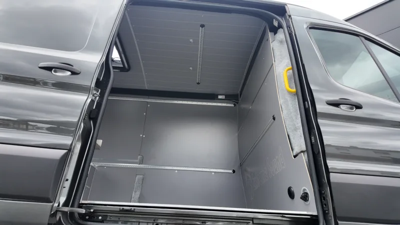 Zabudowa Ford Transit L3H2 dla Extreme Sound - przestrzeń ładunkowa i kamperowa