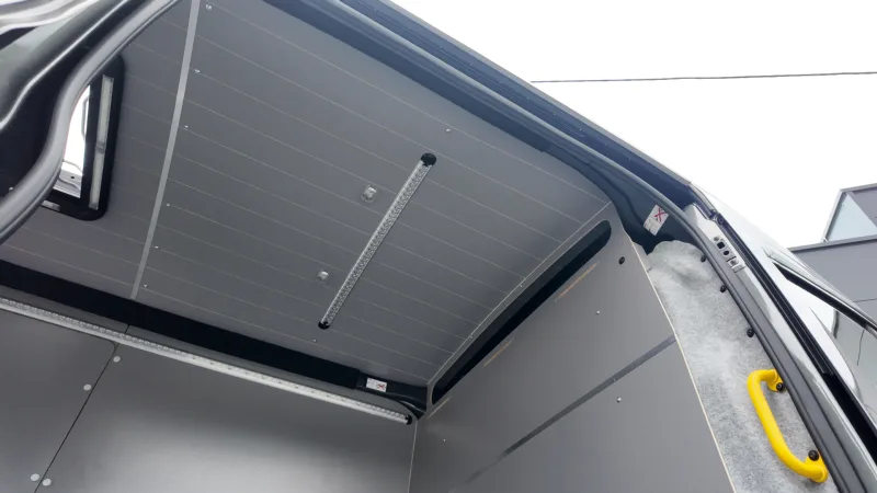 Zabudowa Ford Transit L3H2 dla Extreme Sound - przestrzeń ładunkowa i kamperowa