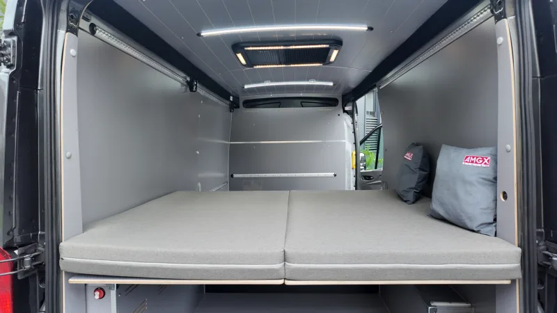 Zabudowa Ford Transit L3H2 dla Extreme Sound - przestrzeń ładunkowa i kamperowa