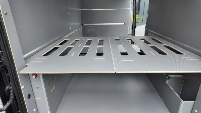 Zabudowa Ford Transit L3H2 dla Extreme Sound - przestrzeń ładunkowa i kamperowa
