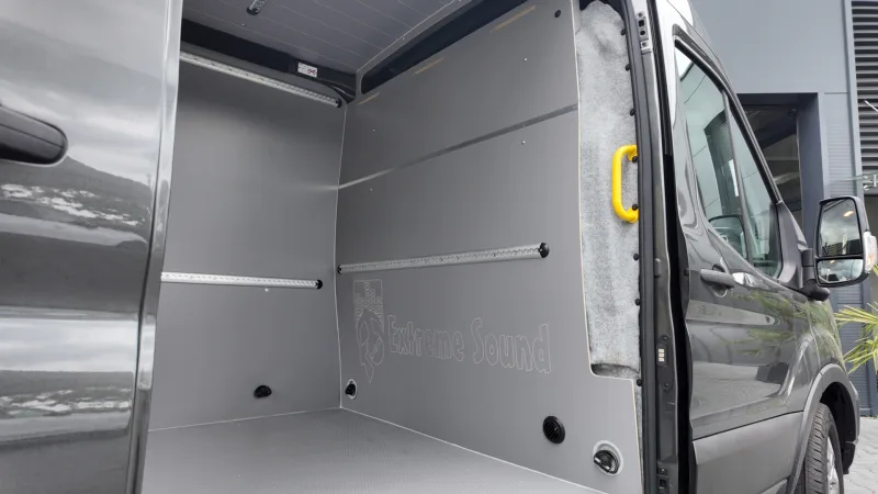 Zabudowa Ford Transit L3H2 dla Extreme Sound - przestrzeń ładunkowa i kamperowa