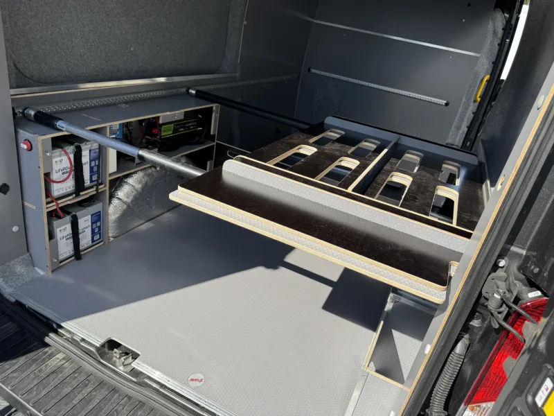Zabudowa Ford Transit L3H2 dla Extreme Sound - przestrzeń ładunkowa i kamperowa