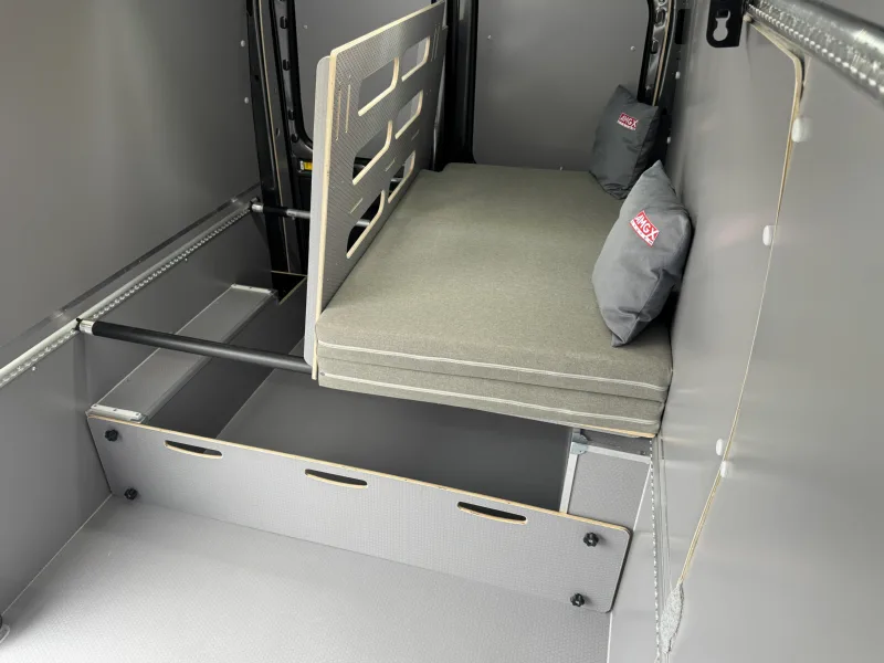 Zabudowa Ford Transit L3H2 dla Extreme Sound - przestrzeń ładunkowa i kamperowa