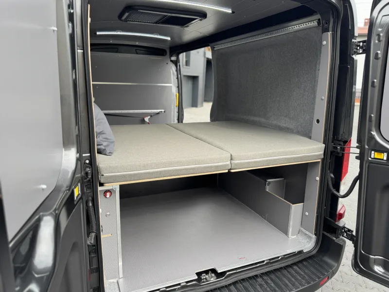 Zabudowa Ford Transit L3H2 dla Extreme Sound - przestrzeń ładunkowa i kamperowa