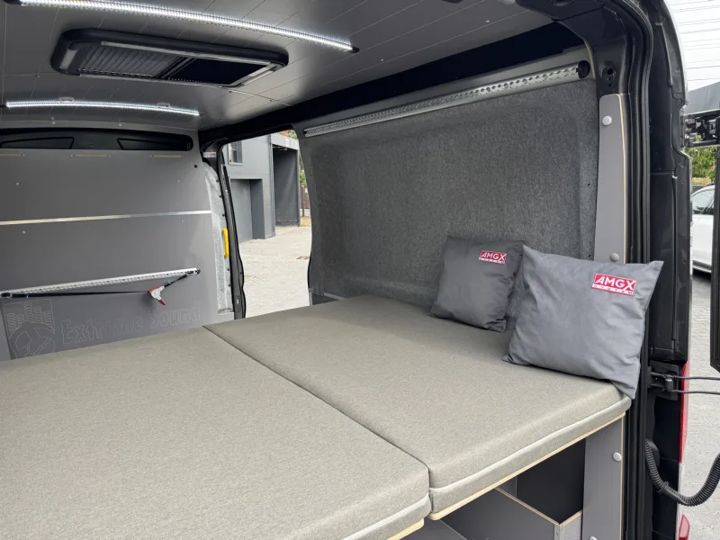 Zabudowa Ford Transit L3H2 dla Extreme Sound - przestrzeń ładunkowa i kamperowa