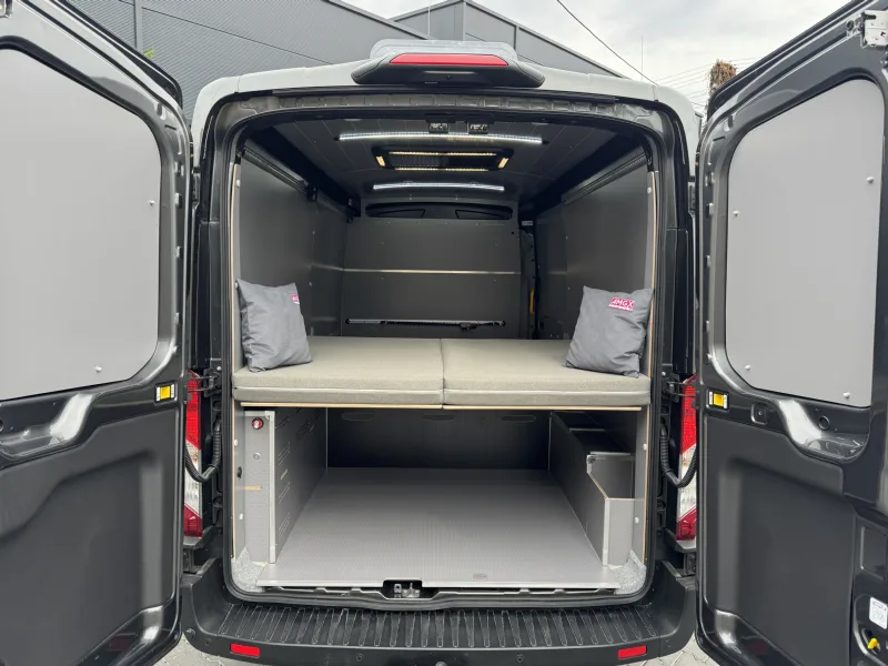 Zabudowa Ford Transit L3H2 dla Extreme Sound - przestrzeń ładunkowa i kamperowa