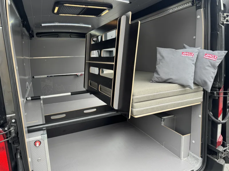 Zabudowa Ford Transit L3H2 dla Extreme Sound - przestrzeń ładunkowa i kamperowa