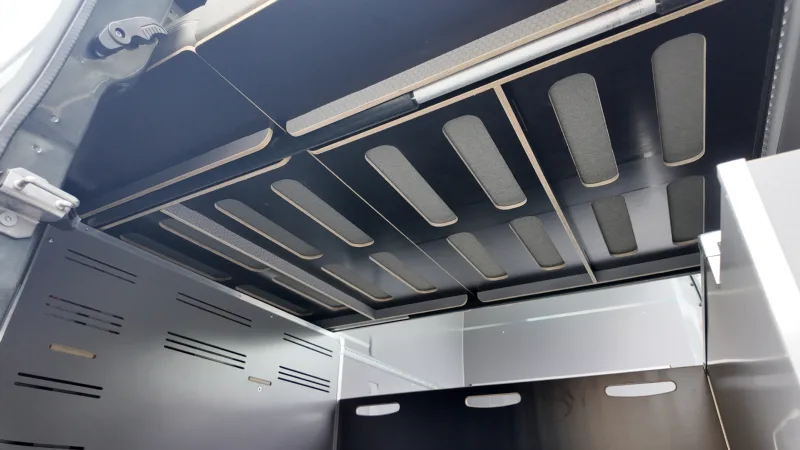 Zabudowa Ford Transit L3H2 dla Extreme Sound - przestrzeń ładunkowa i kamperowa