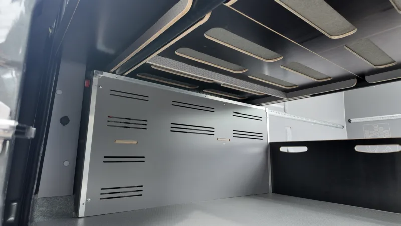 Zabudowa Ford Transit L3H2 dla Extreme Sound - przestrzeń ładunkowa i kamperowa
