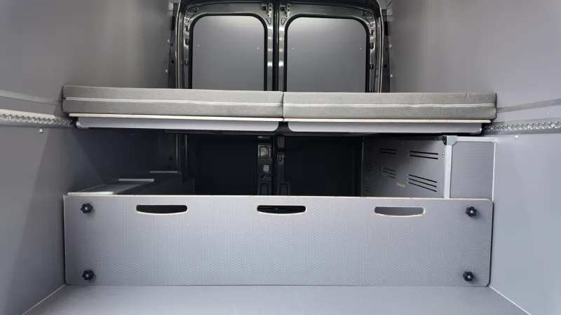 Zabudowa Ford Transit L3H2 dla Extreme Sound - przestrzeń ładunkowa i kamperowa