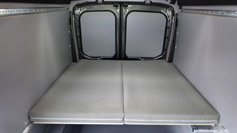 Zabudowa Ford Transit L3H2 dla Extreme Sound - przestrzeń ładunkowa i kamperowa