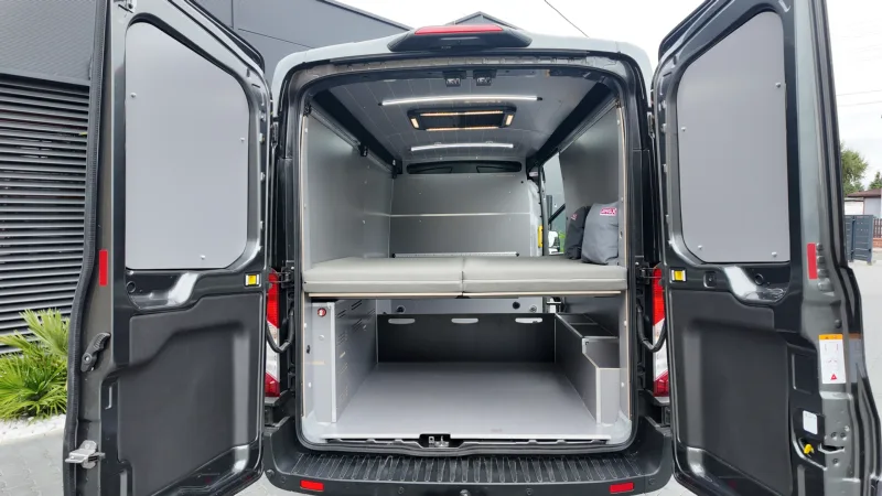 Zabudowa Ford Transit L3H2 dla Extreme Sound - przestrzeń ładunkowa i kamperowa