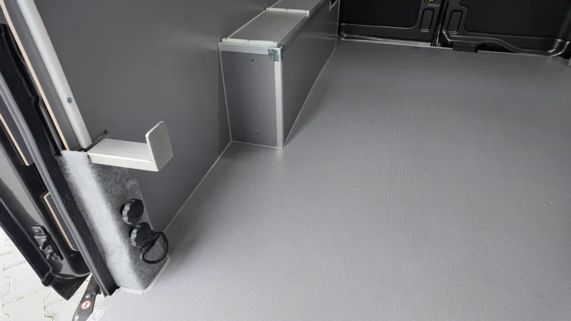 Zabudowa Ford Transit L3H2 dla Extreme Sound - przestrzeń ładunkowa i kamperowa