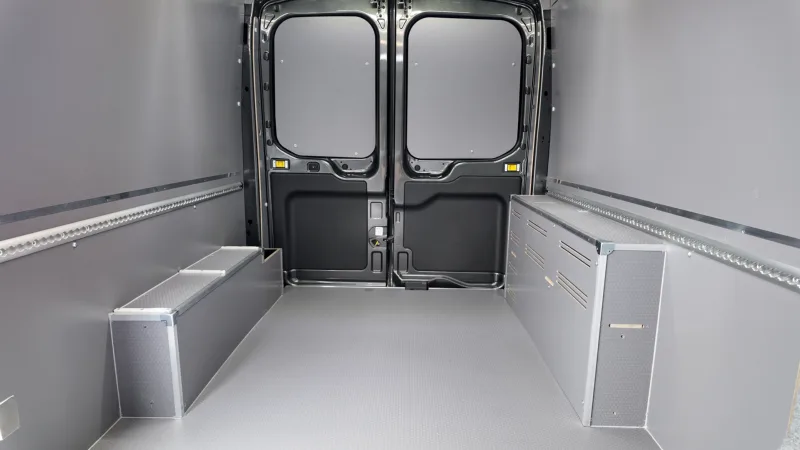 Zabudowa Ford Transit L3H2 dla Extreme Sound - przestrzeń ładunkowa i kamperowa