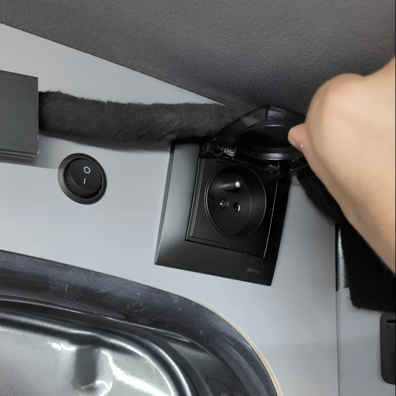 Zabudowa Ford Transit L3H2 dla Extreme Sound - przestrzeń ładunkowa i kamperowa