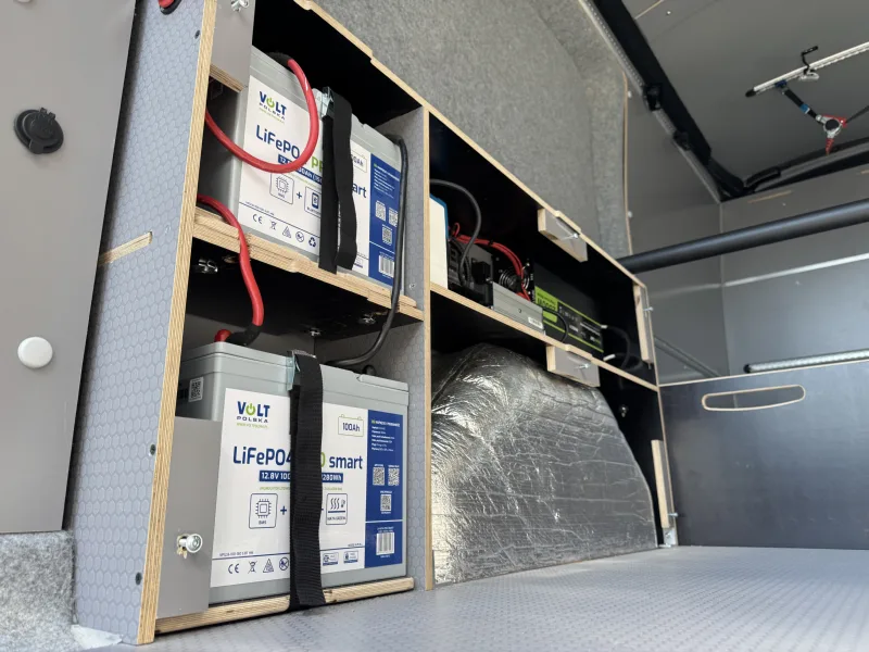 Zabudowa Ford Transit L3H2 dla Extreme Sound - przestrzeń ładunkowa i kamperowa